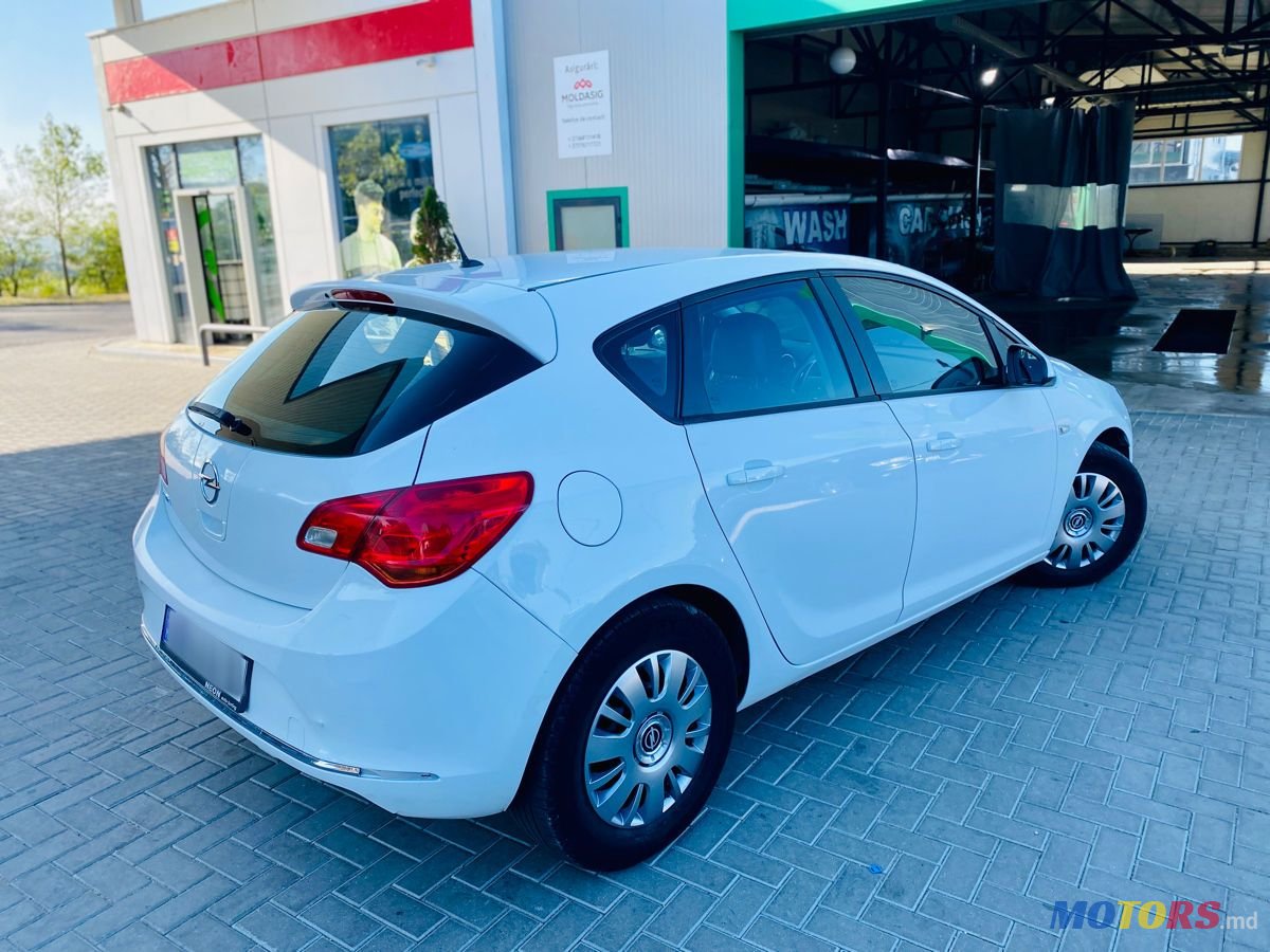 2014' Opel Astra photo #4