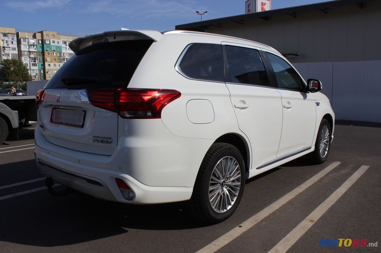 2019' Mitsubishi Outlander photo #3