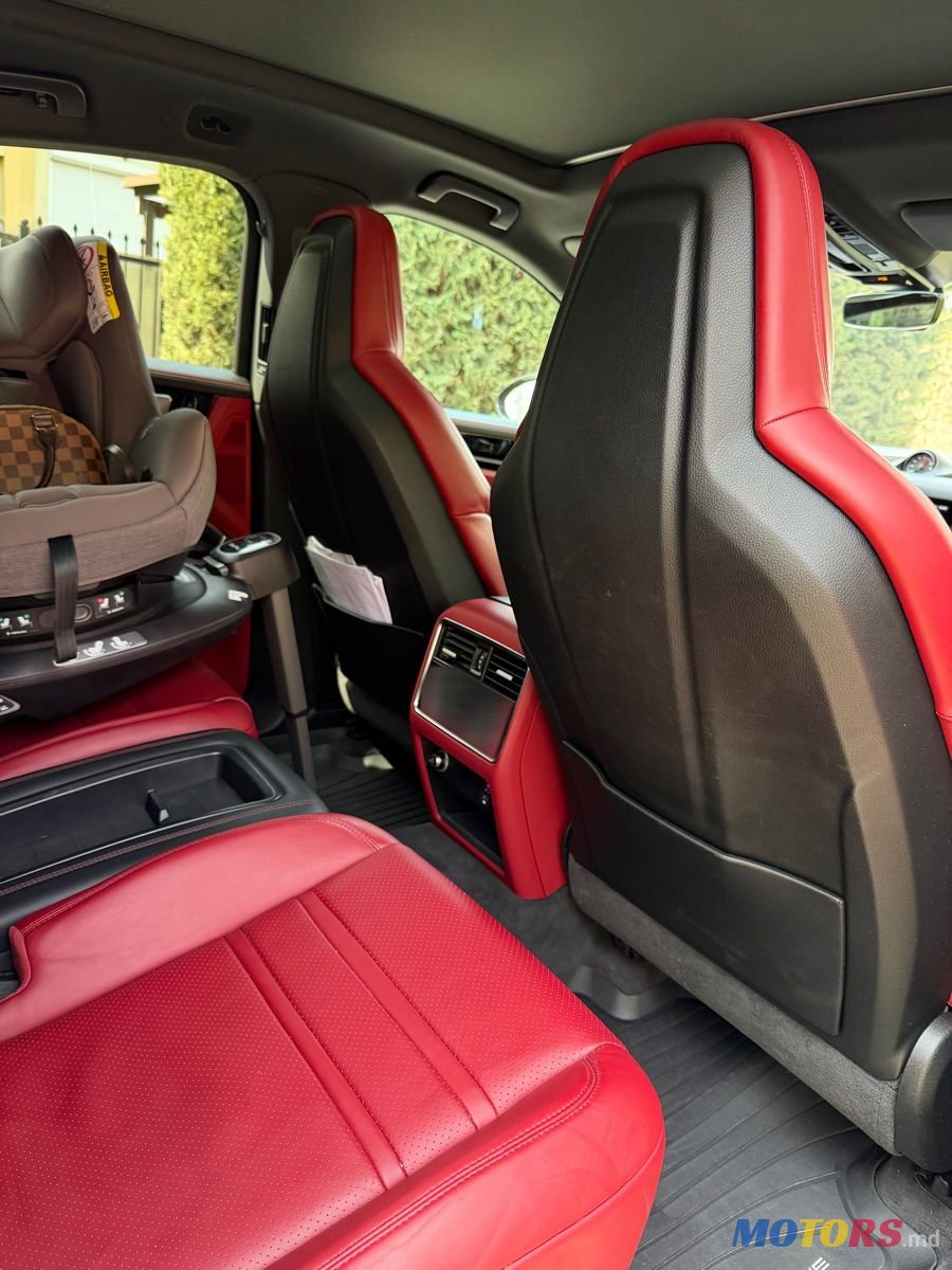 2020' Porsche Cayenne Coupe photo #5