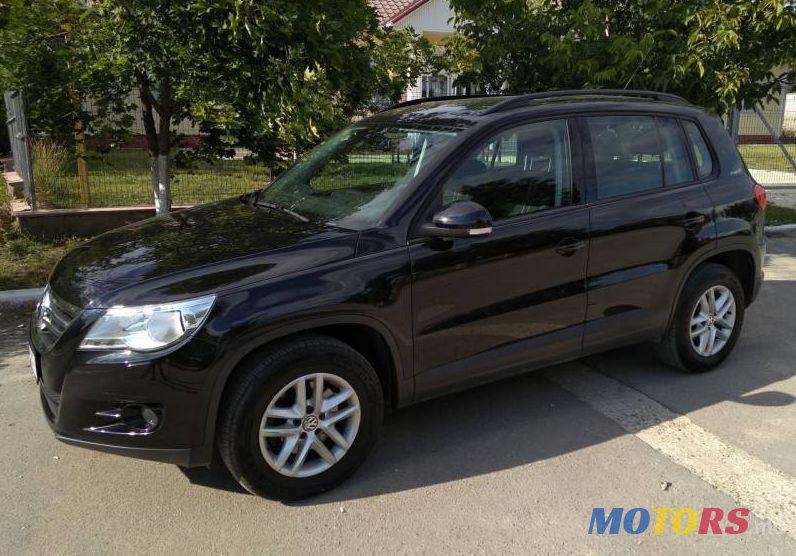2011' Volkswagen Tiguan photo #2