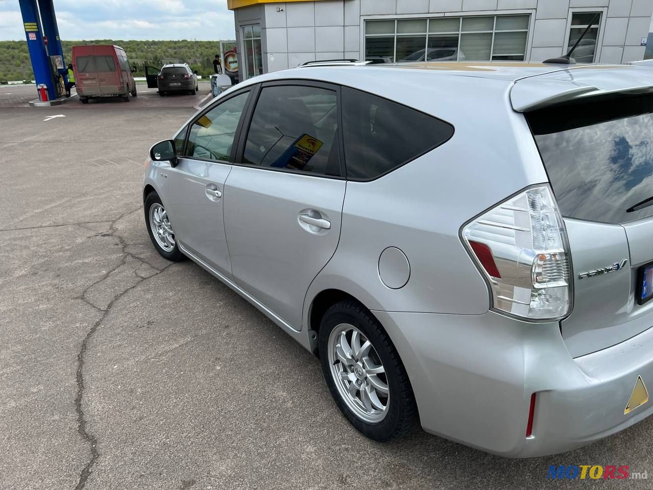 2013' Toyota Prius v photo #6
