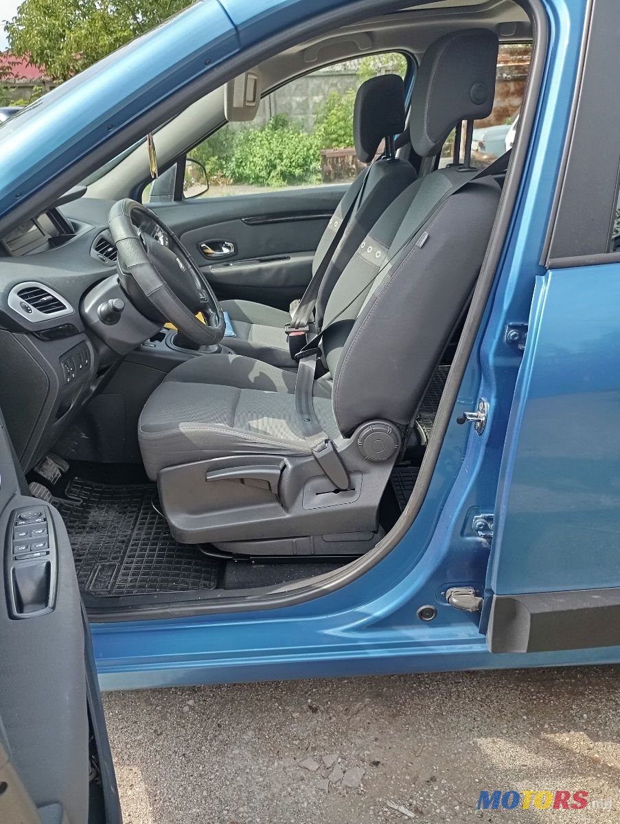 2013' Renault Grand Scenic photo #3