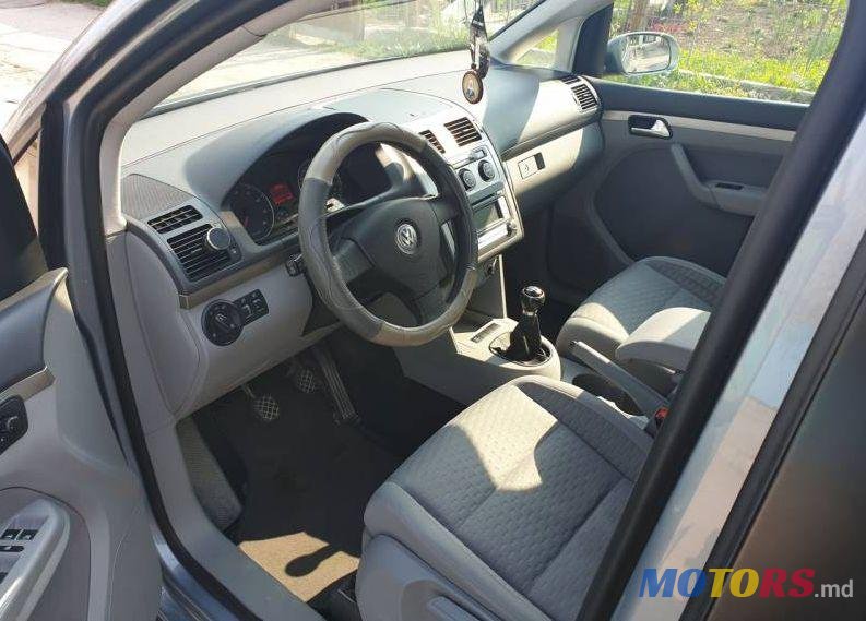 2007' Volkswagen Touran photo #3