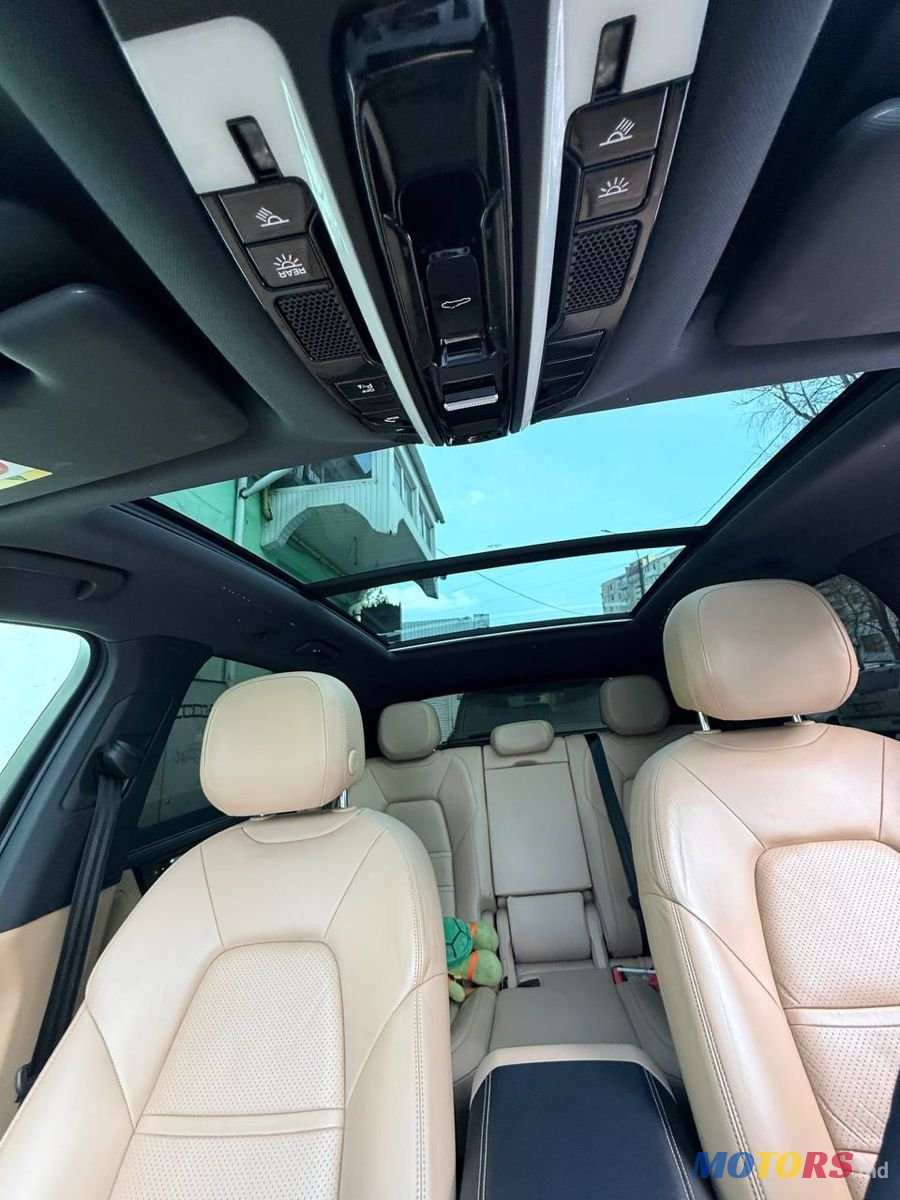 2019' Porsche Cayenne photo #5