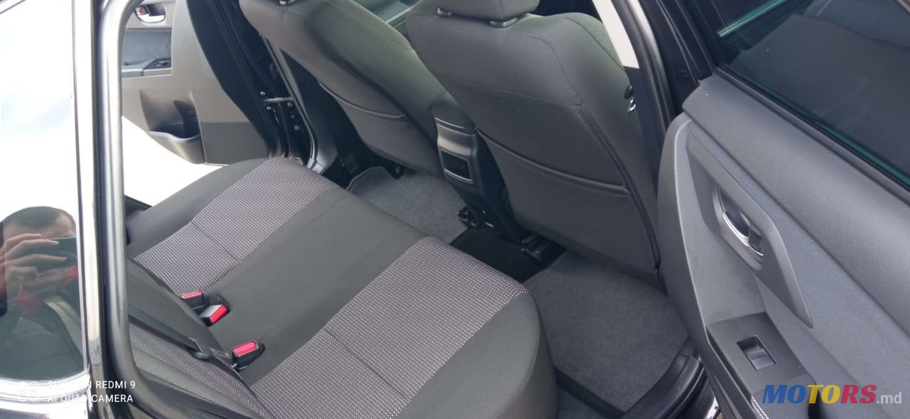 2013' Toyota Auris photo #6