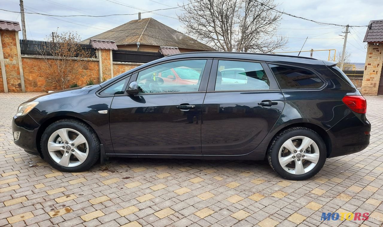 2011' Opel Astra photo #5