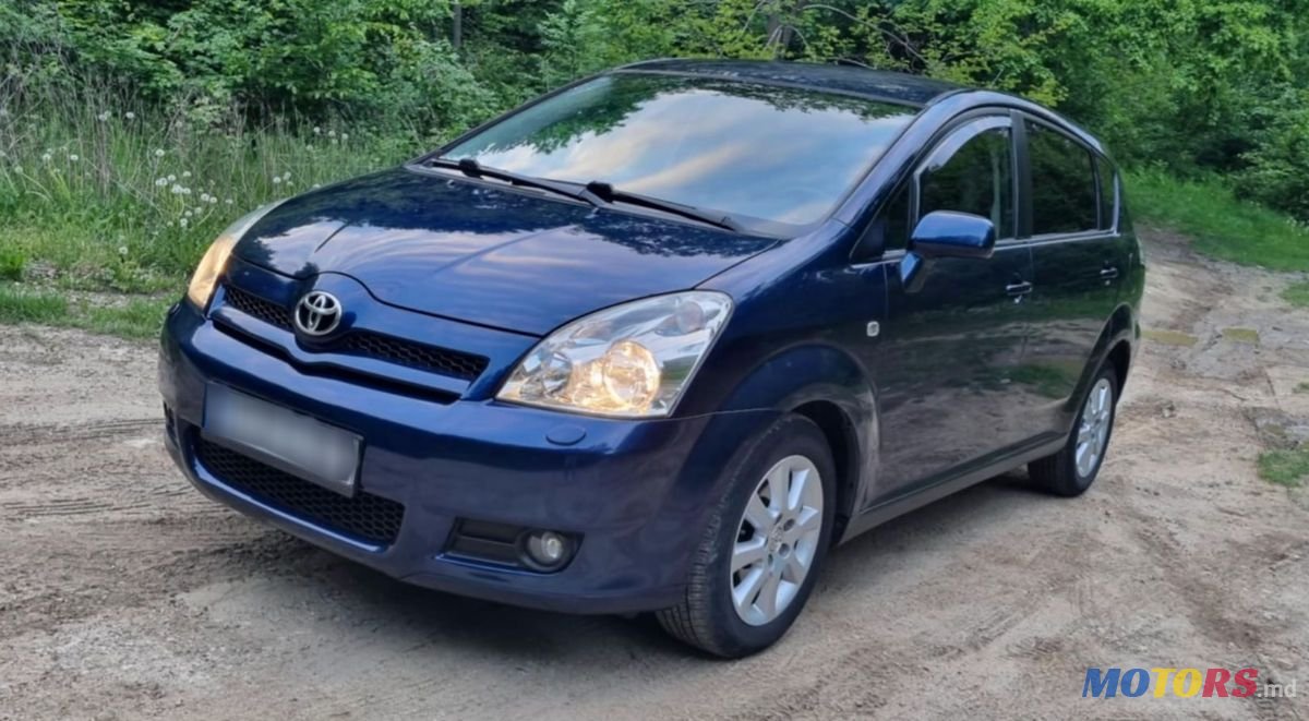 2004' Toyota Corolla Verso photo #1