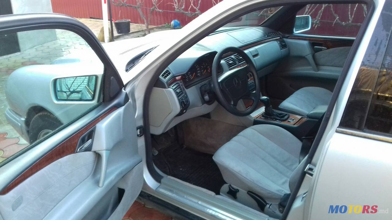 1998' Mercedes-Benz 220E photo #3