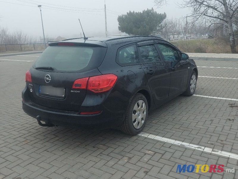 2011' Opel Astra photo #2