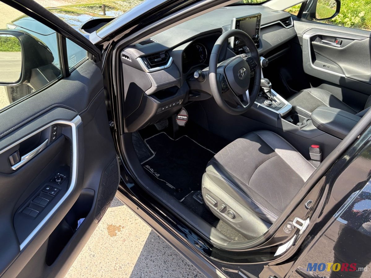 2019' Toyota RAV4 photo #5