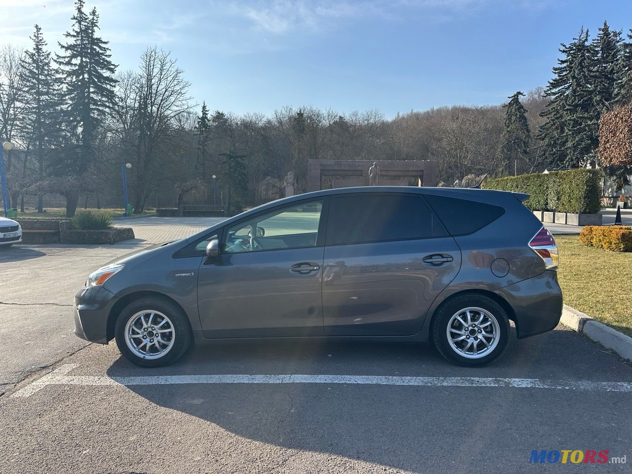 2012' Toyota Prius v photo #6