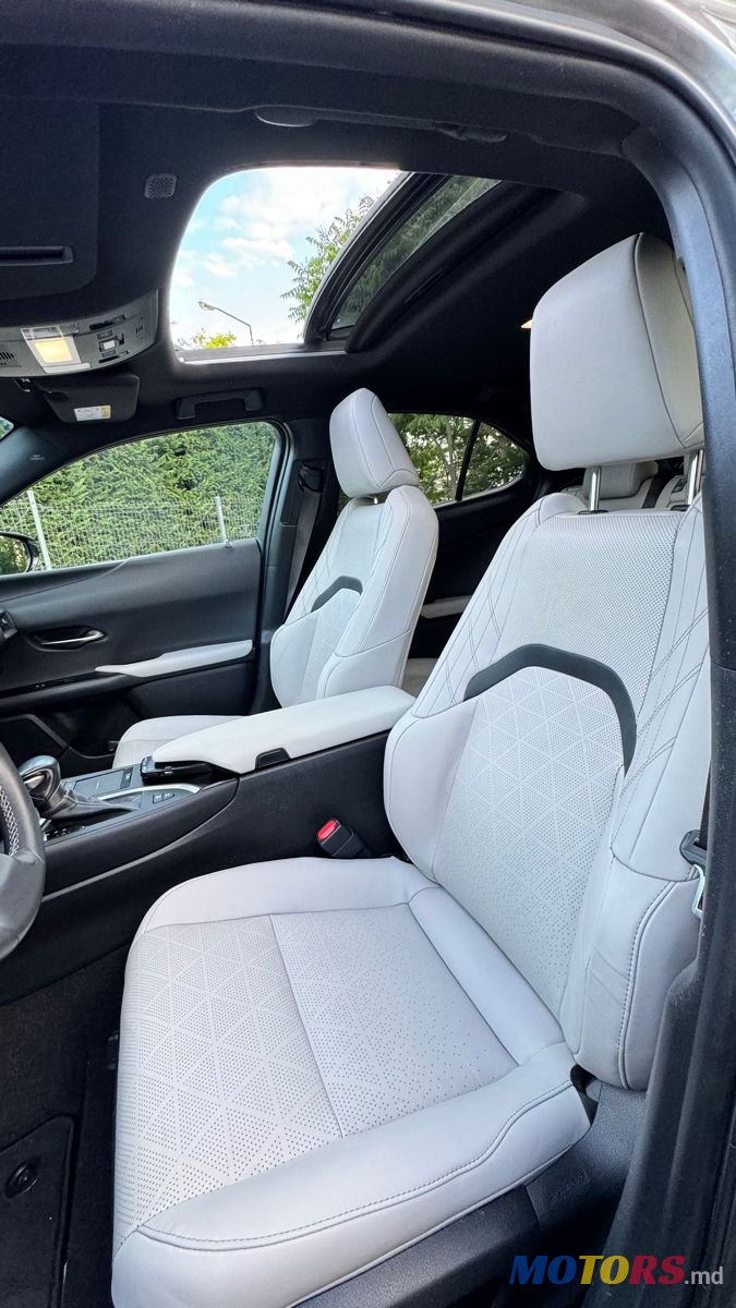 2021' Lexus UX photo #2