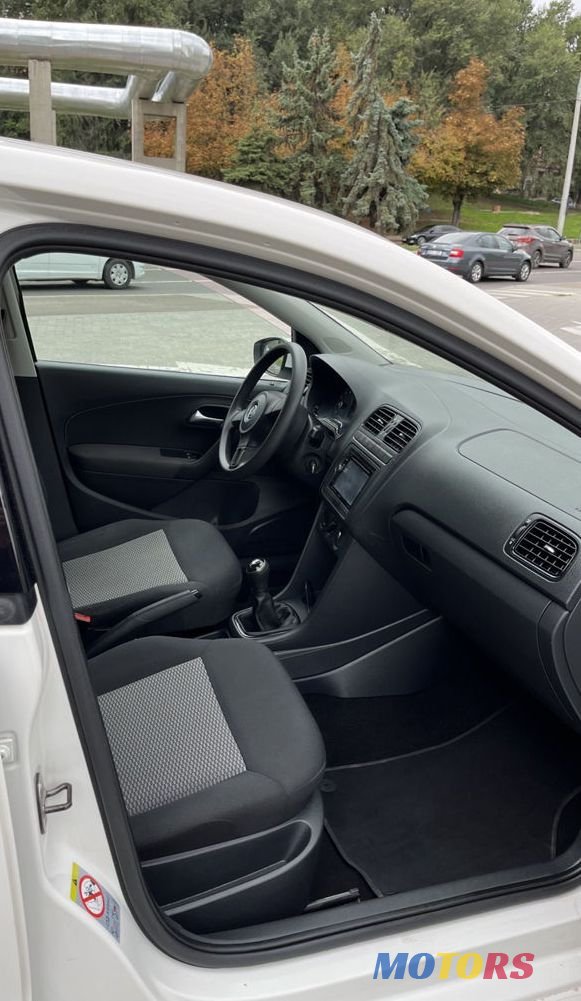 2014' Volkswagen Polo photo #6