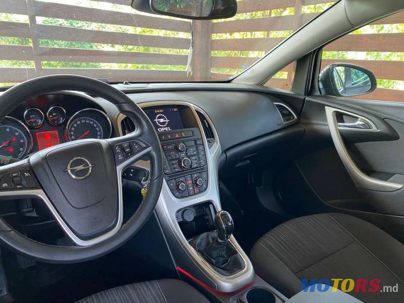 2011' Opel Astra photo #4