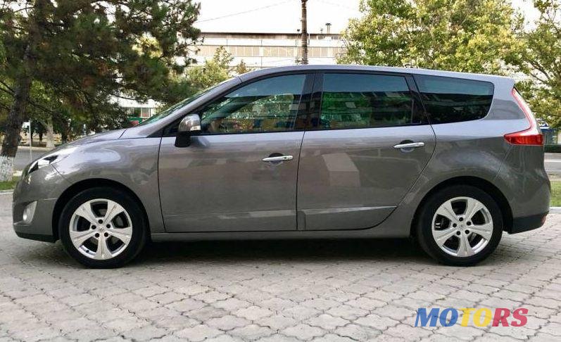 2010' Renault Grand Scenic photo #2