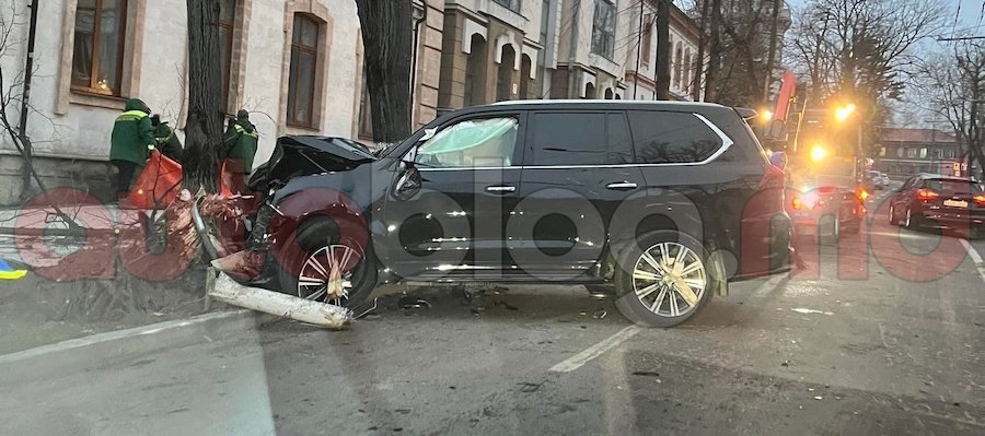 E daună totală! Lexus-ul care a rupt un copac pe strada Bodoni, filmat îndeaproape înainte de a fi evacuat