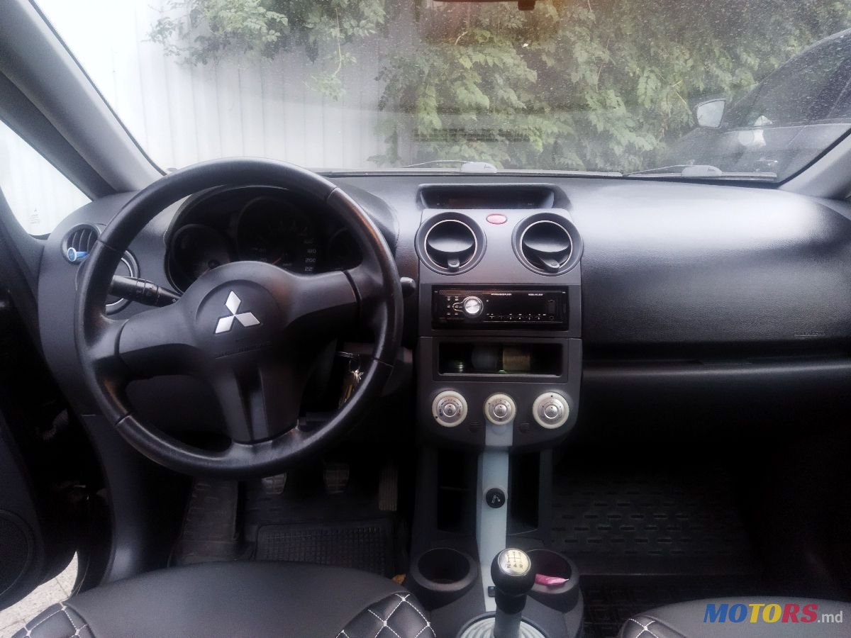 2005' Mitsubishi Colt photo #2