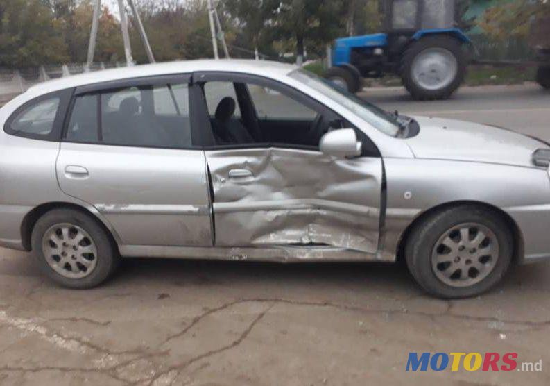 2004' Kia Rio photo #1