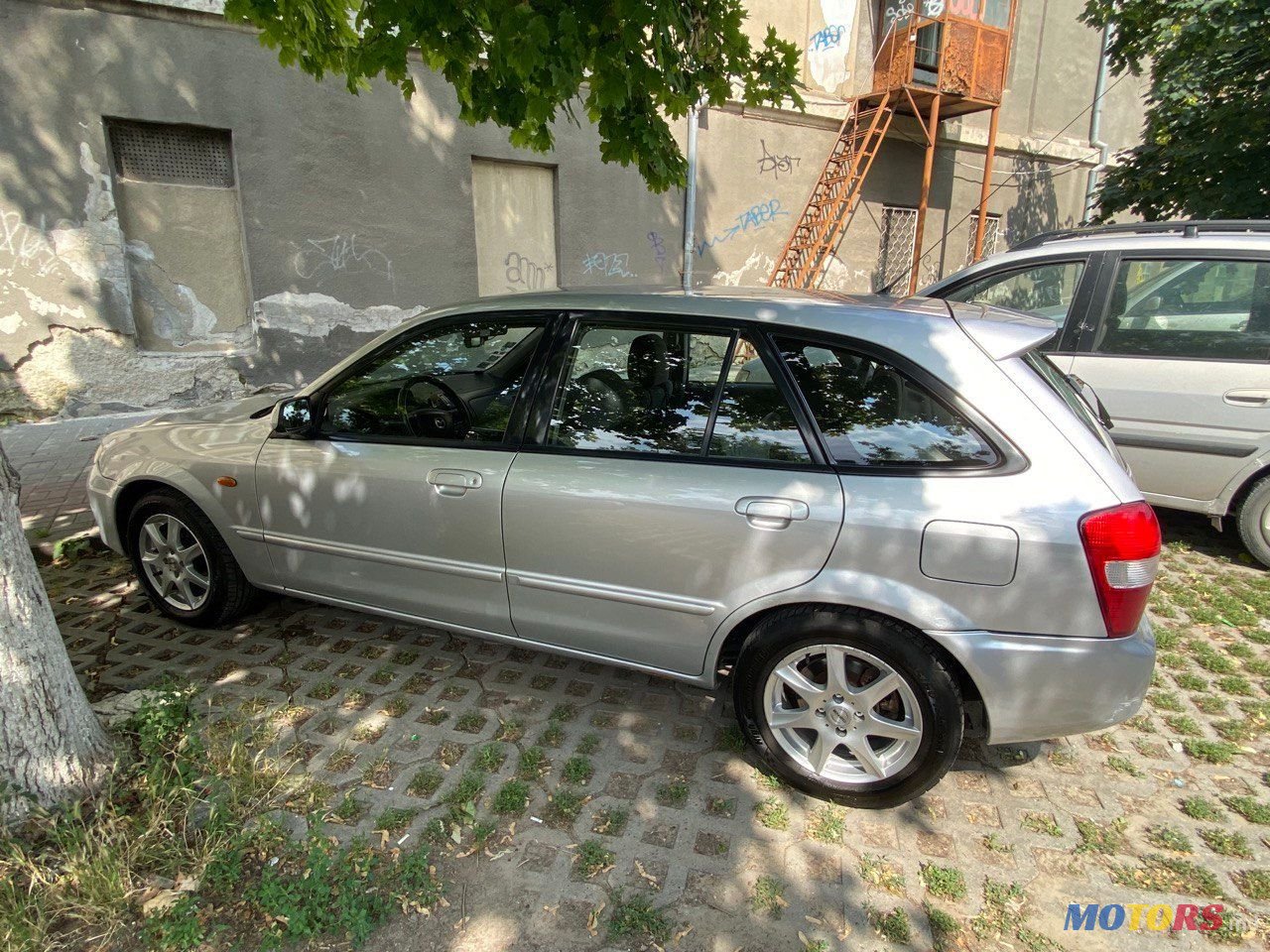 2001' Mazda 323 photo #1