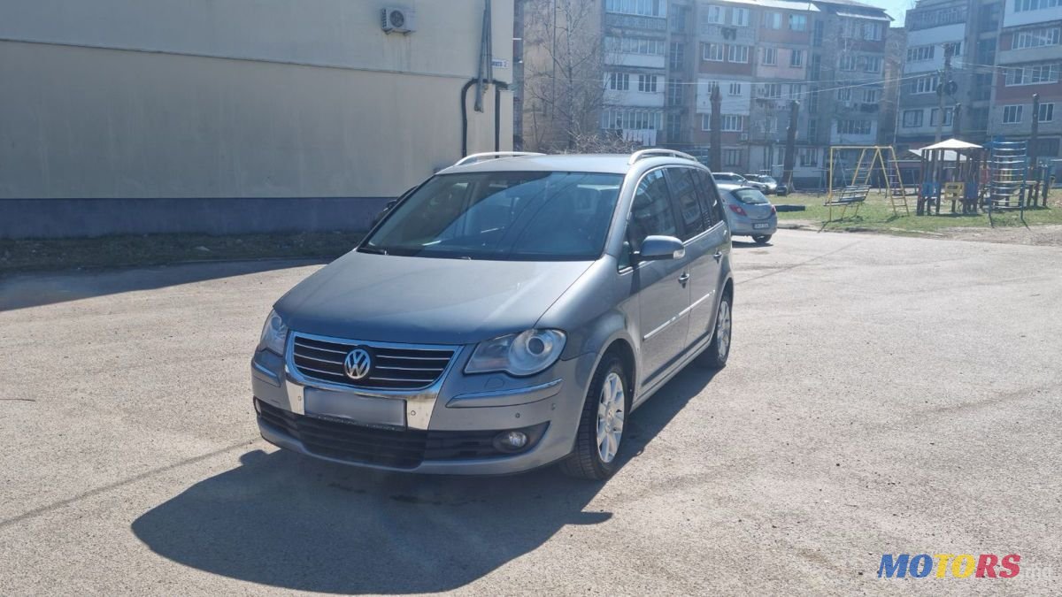 2009' Volkswagen Touran photo #1