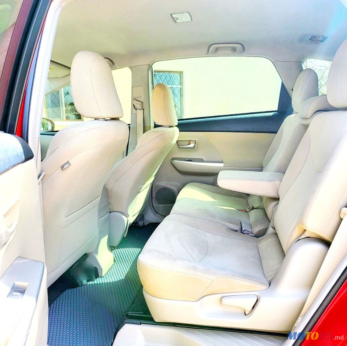 2013' Toyota Prius V photo #6