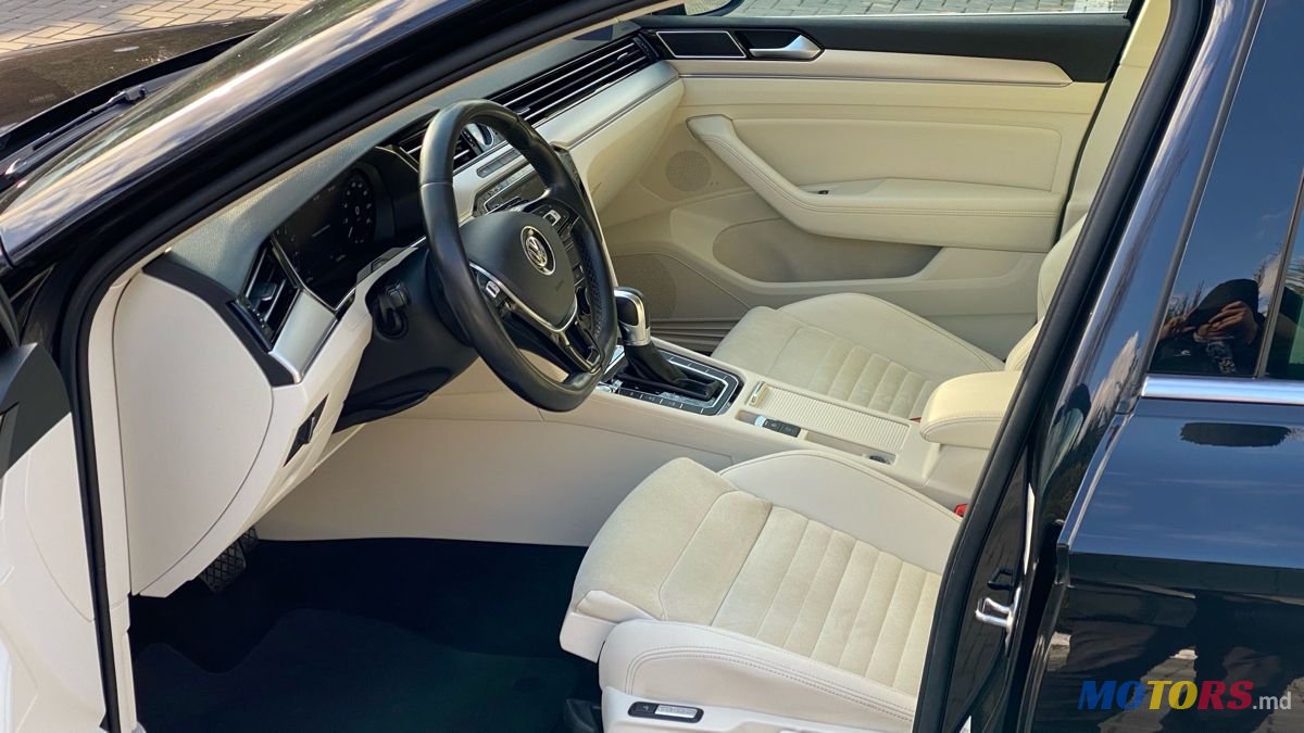 2017' Volkswagen Passat photo #1