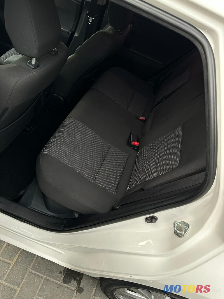 2012' Toyota Auris photo #4