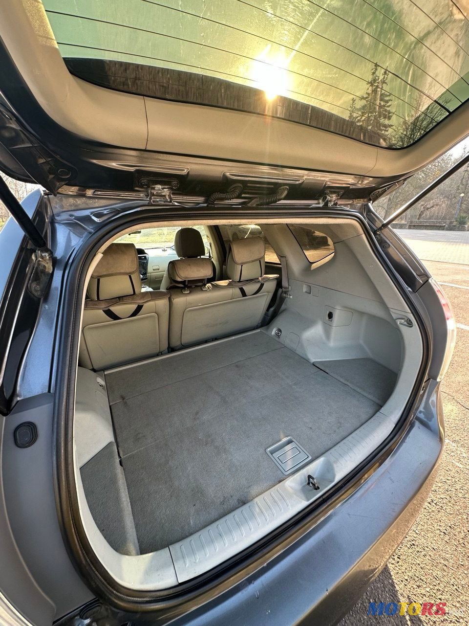 2012' Toyota Prius v photo #3