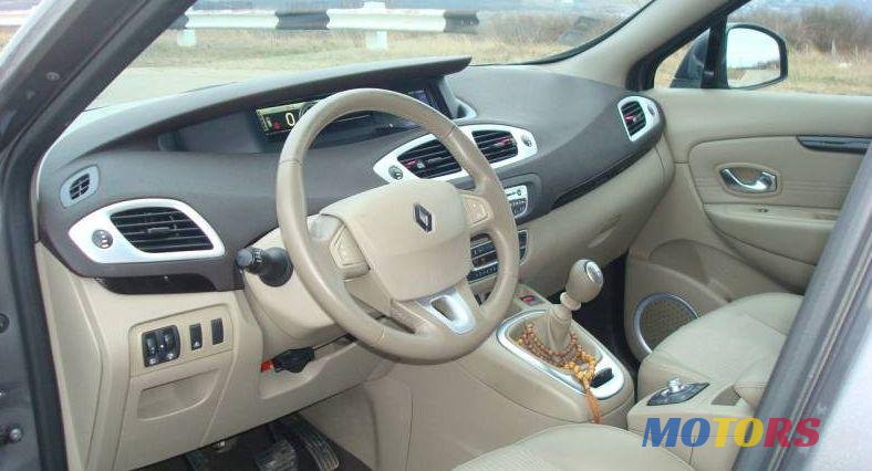 2012' Renault Grand Scenic photo #2