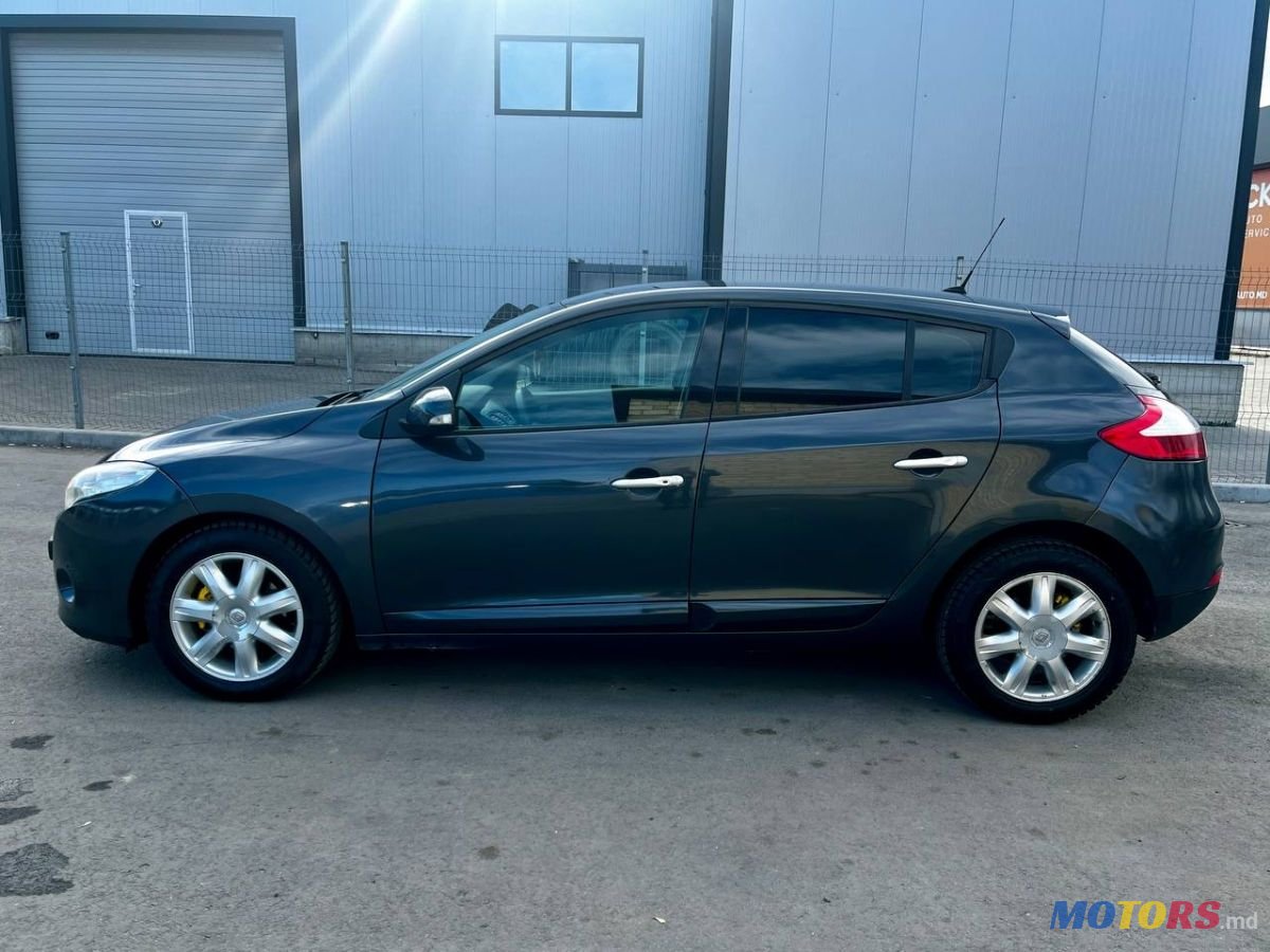 2011' Renault Megane photo #5