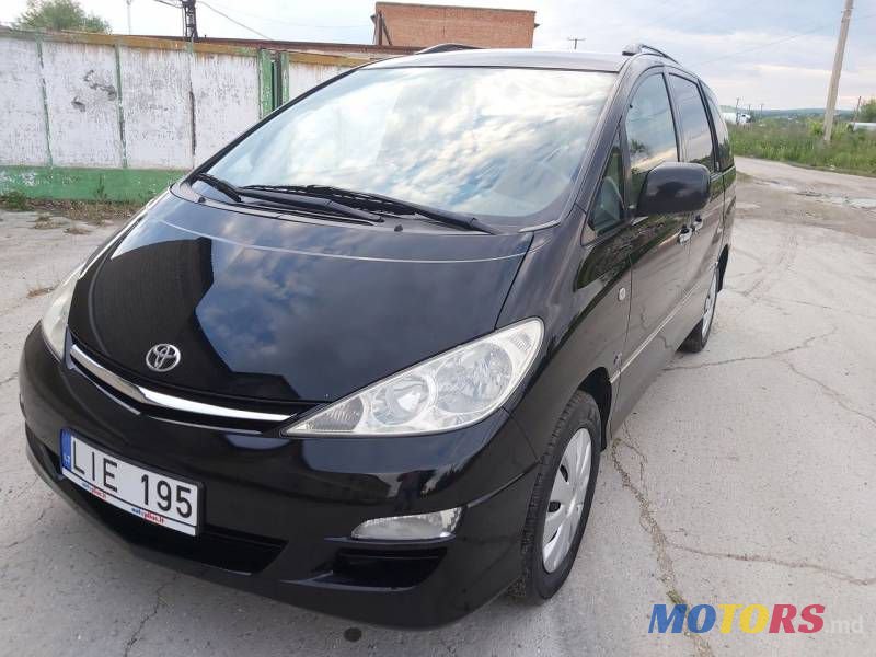2004' Toyota Previa photo #1