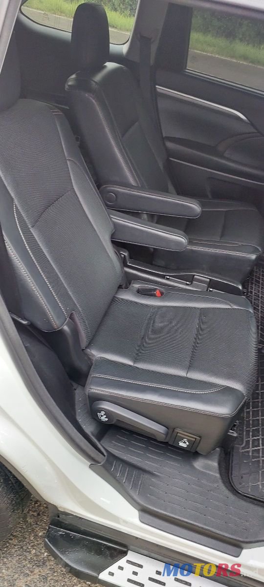 2017' Toyota Highlander photo #5