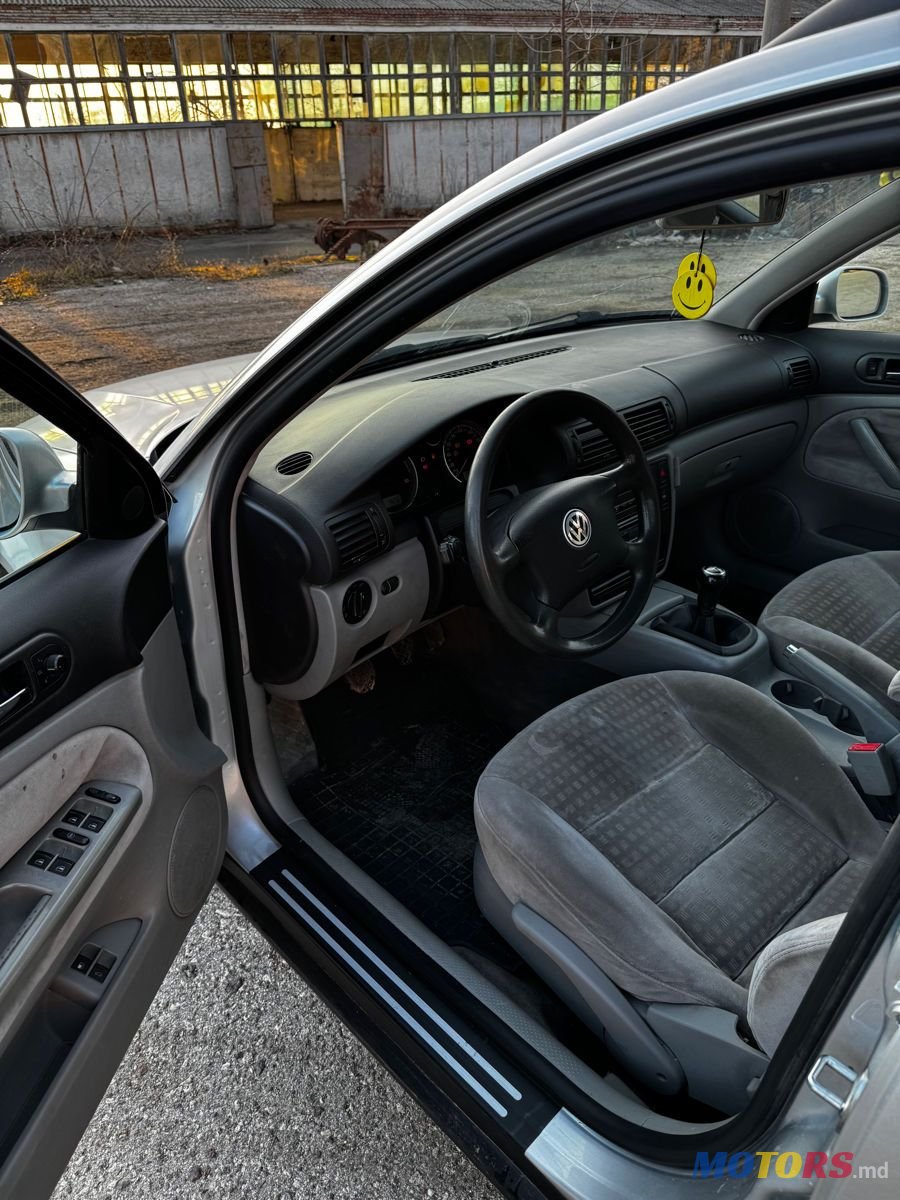 2002' Volkswagen Passat photo #5