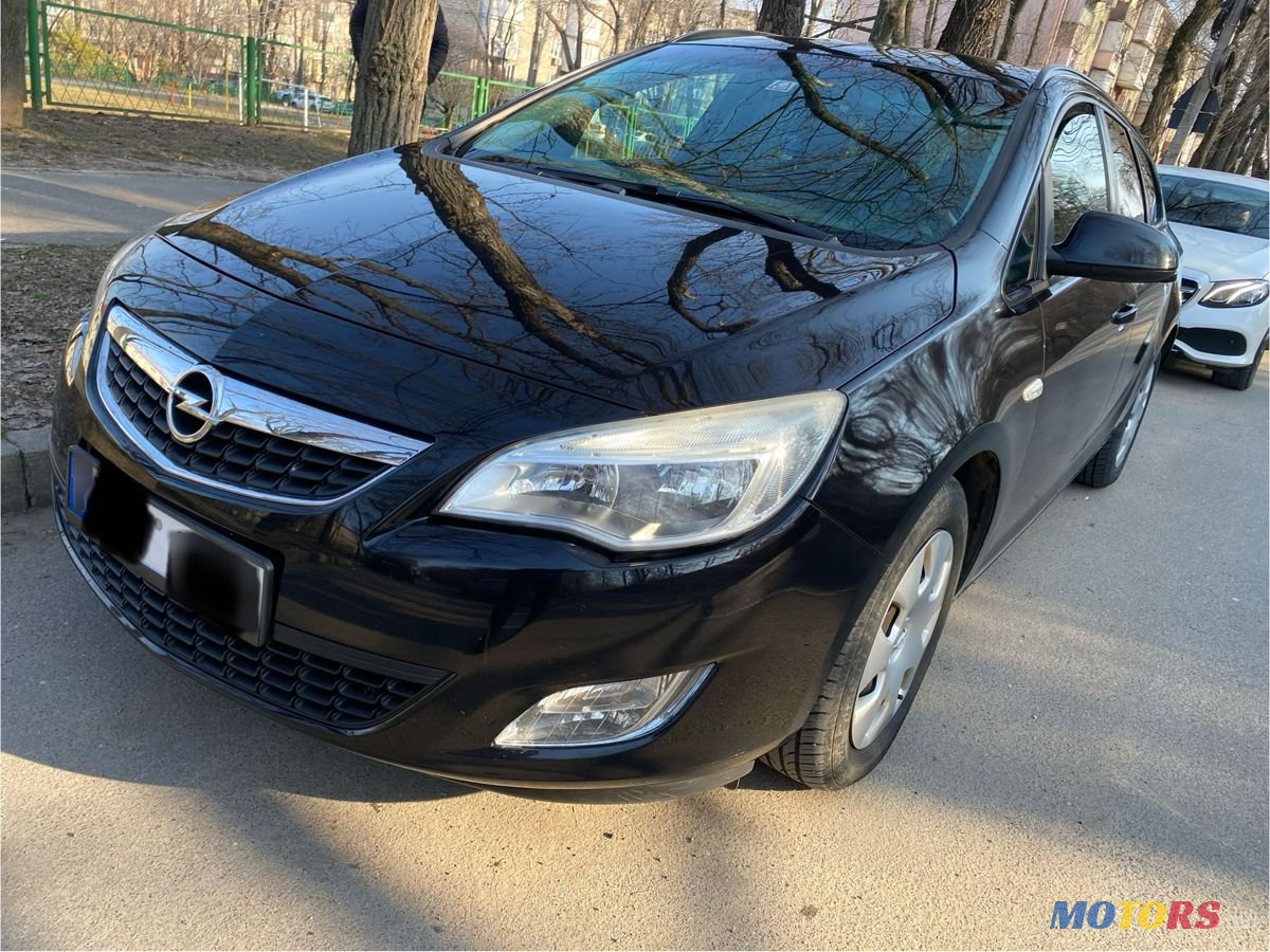 2011' Opel Astra photo #3