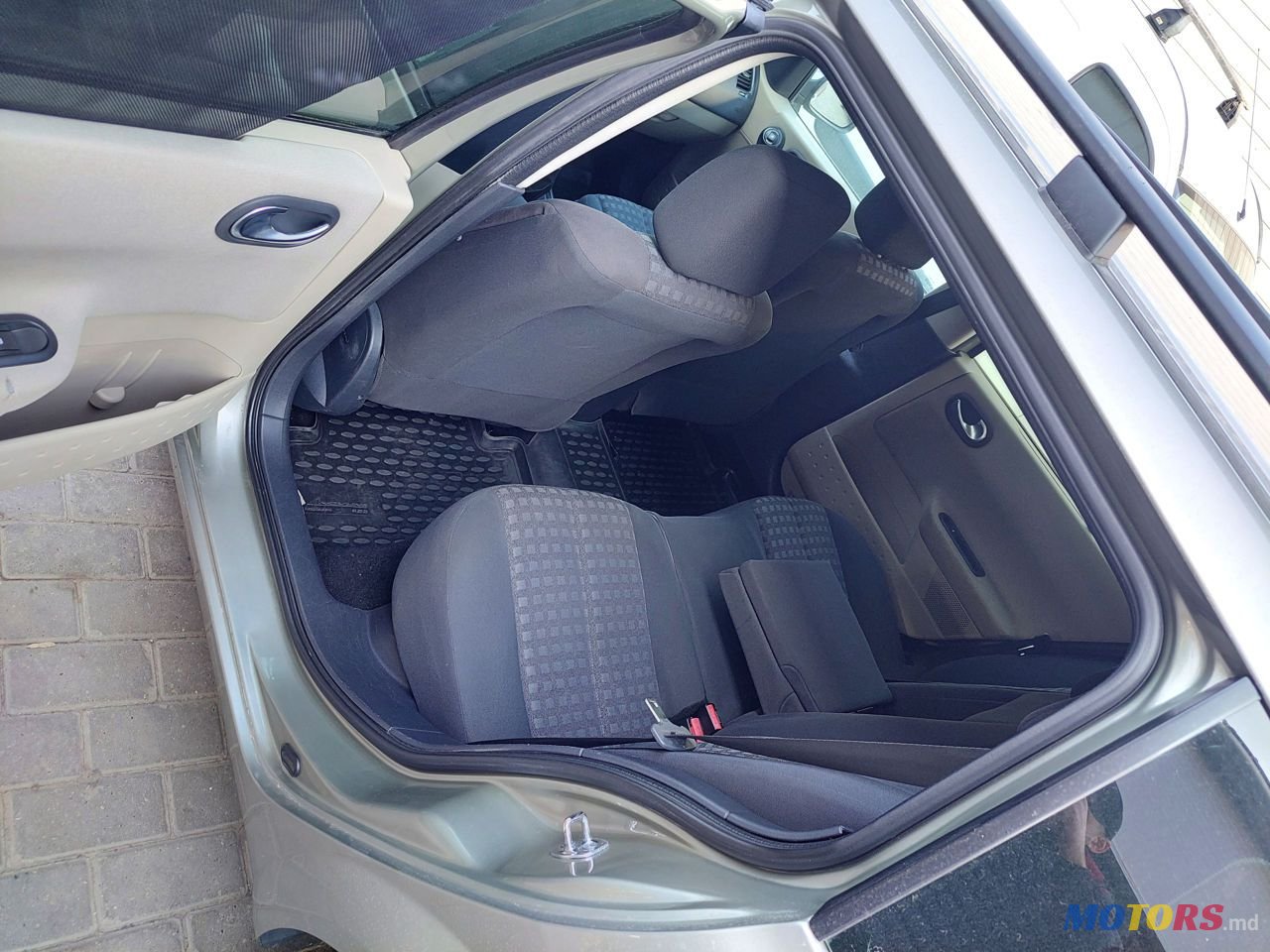 2008' Renault Megane photo #6