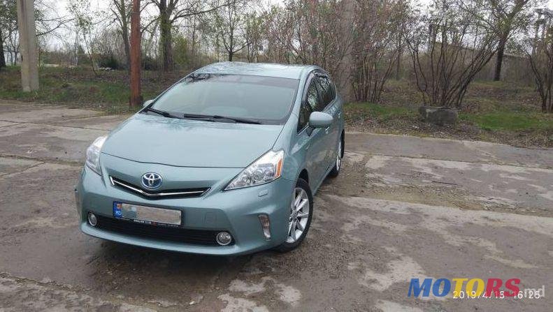 2013' Toyota Prius v photo #5