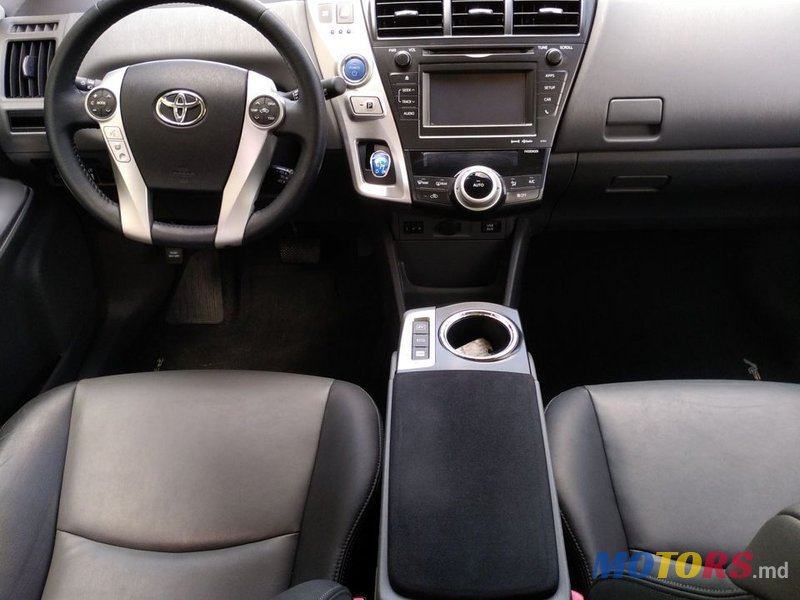 2013' Toyota Prius v photo #5
