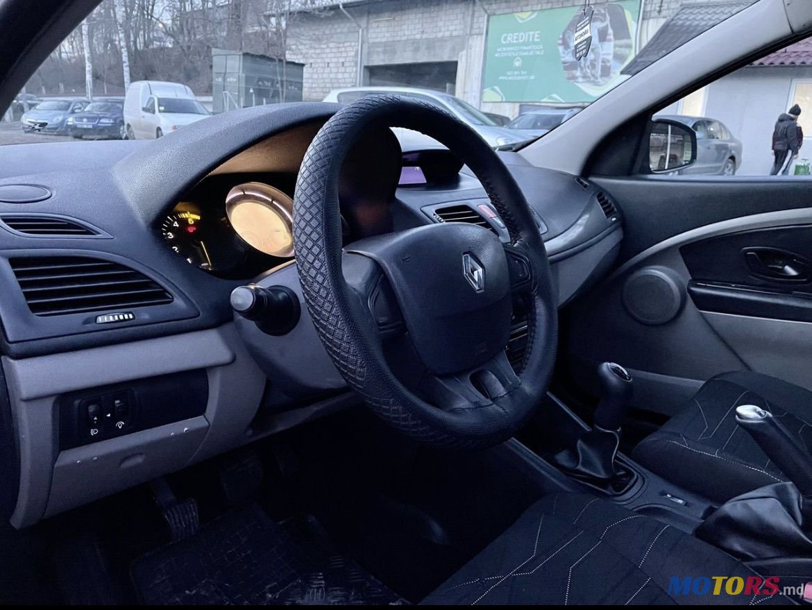 2011' Renault Megane photo #5