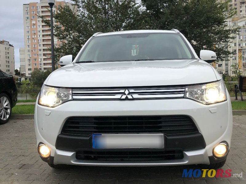 2015' Mitsubishi Outlander photo #2