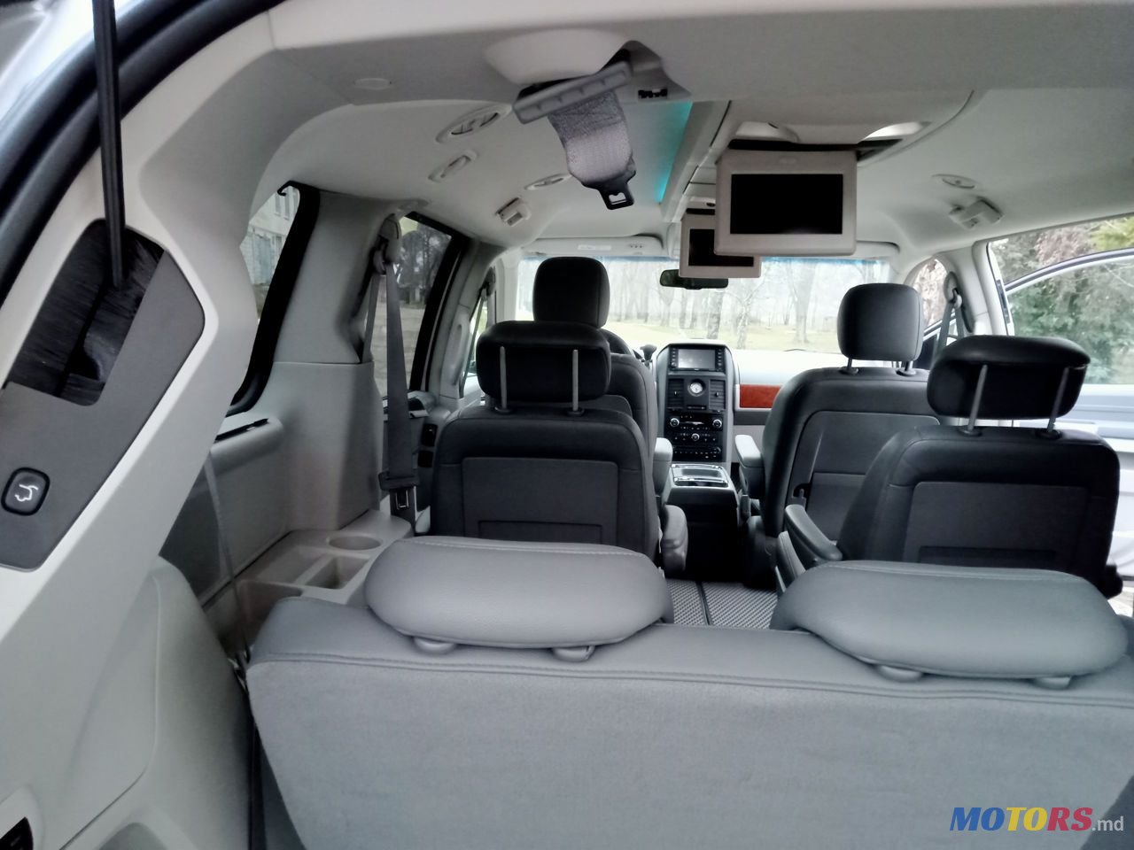 2009' Chrysler Town&Country photo #4