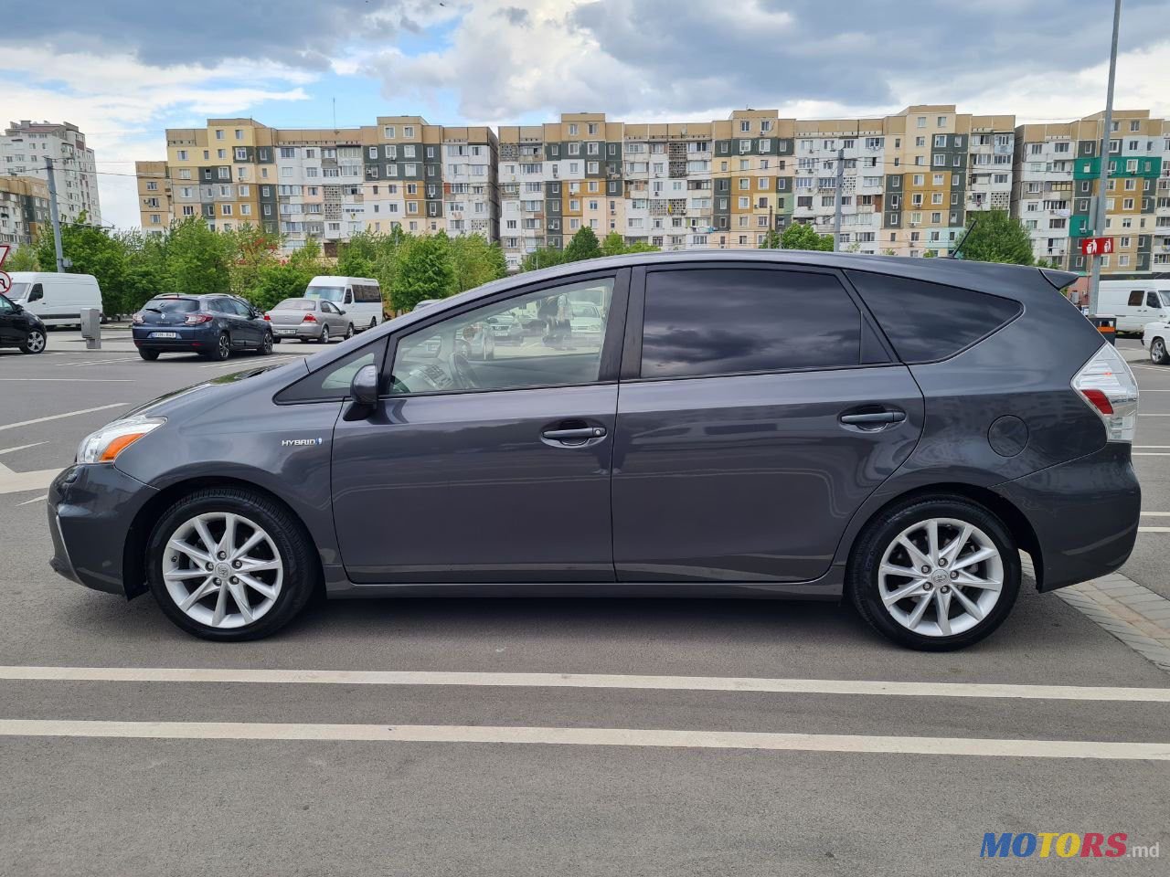 2013' Toyota Prius v photo #2