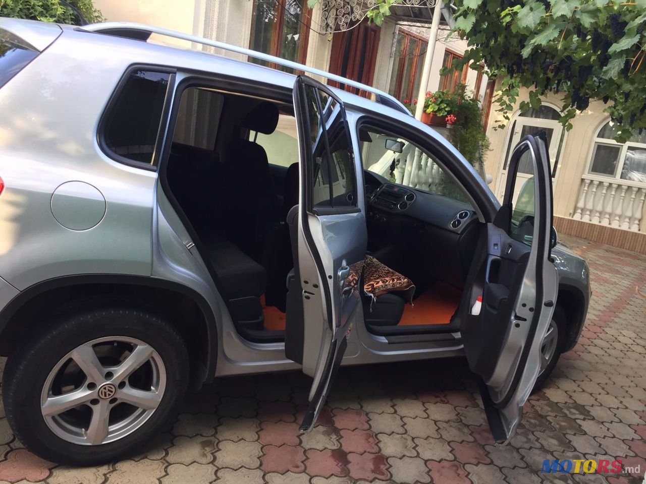 2010' Volkswagen Tiguan photo #5