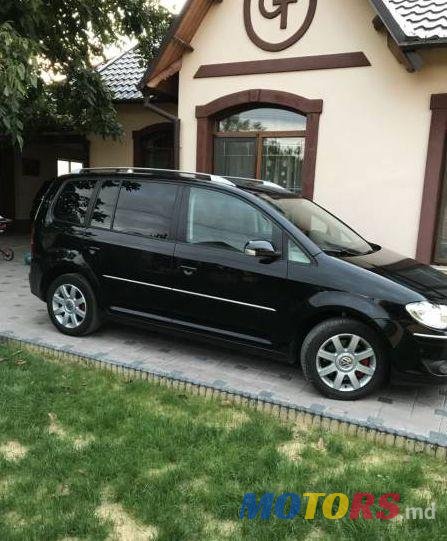 2009' Volkswagen Touran photo #1