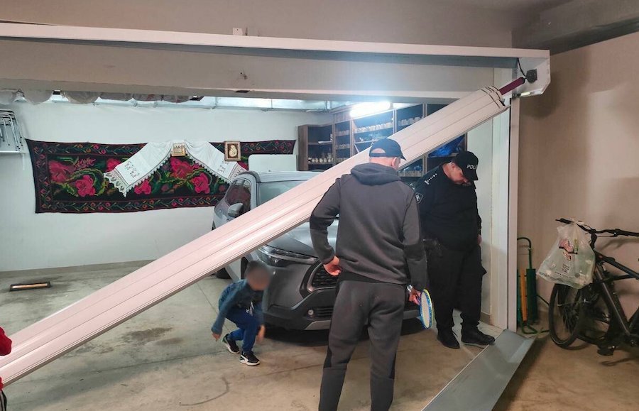 Chișinău: O mașină a fost furată dintr-un garaj subteran, hoțul mergând cu ea prin trei porți