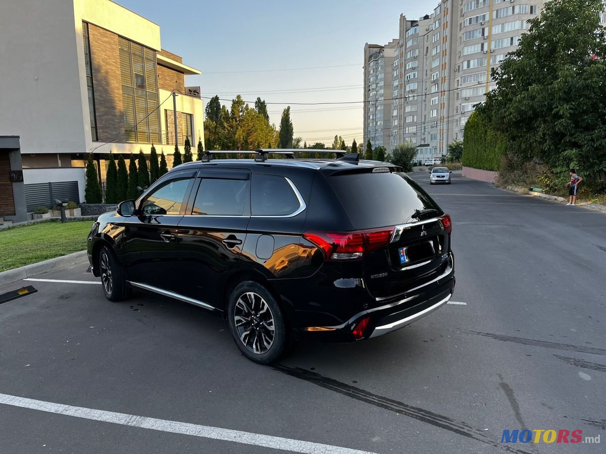 2015' Mitsubishi Outlander photo #5