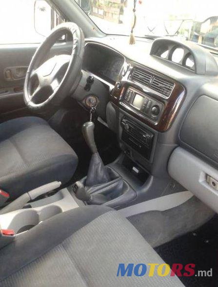 2002' Mitsubishi Montero photo #2