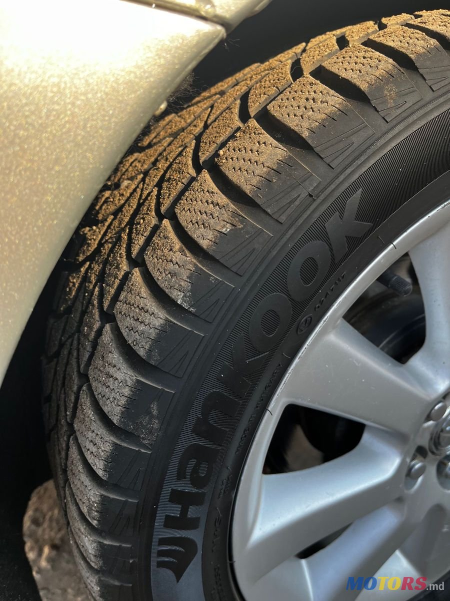 2005' Toyota Avensis photo #6