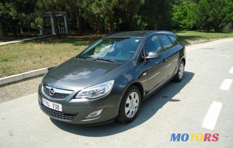 2012' Opel Astra photo #1