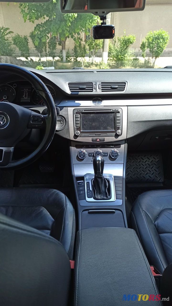 2012' Volkswagen Passat photo #5