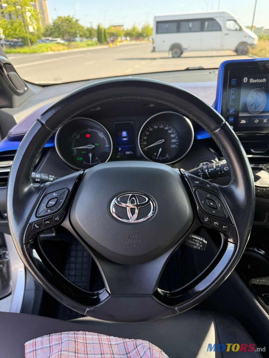 2017' Toyota C-HR photo #4